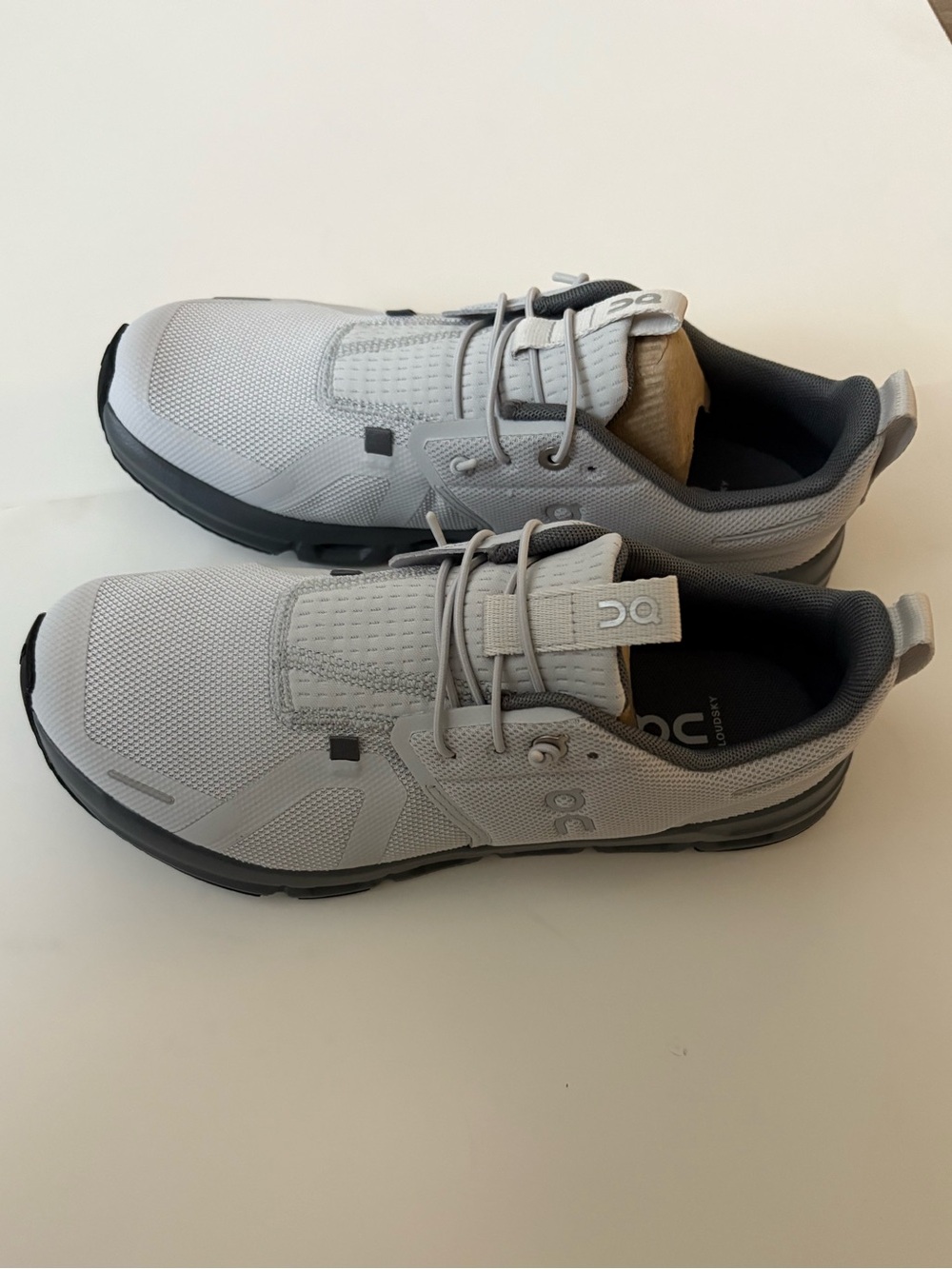 On Cloud Sky Shoes // Youth Size 6 - Picture 3 of 6